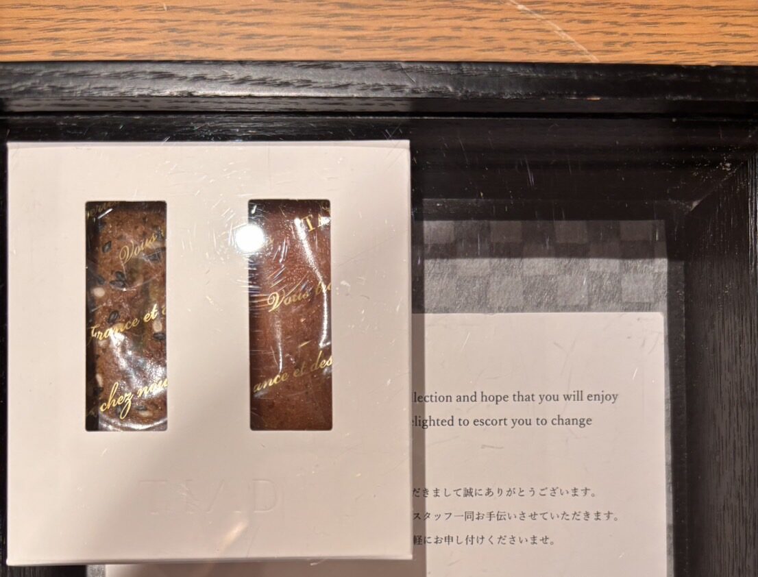 TIADの客室に用意されていたメッセージとお菓子